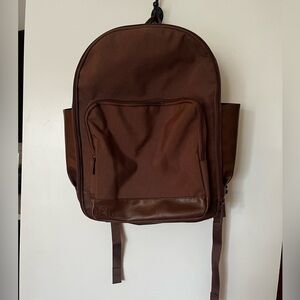 Beis ‘The Backpack’ in color maple
